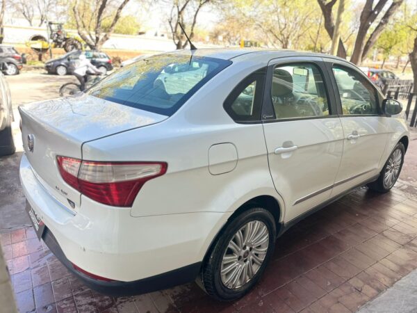 fdbb7ec6-b41e-48ab-83bf-3ef9a76497a7 Fiat Grand Siena 1.6 Essence 2013