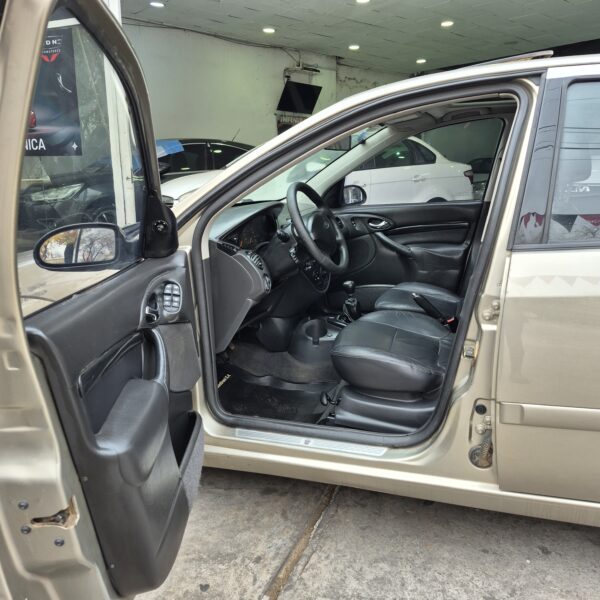 Ford Focus Ghia 2.0 16V 5 Puertas 2004