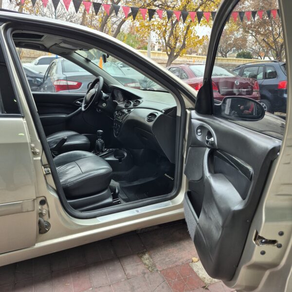 Ford Focus Ghia 2.0 16V 5 Puertas 2004