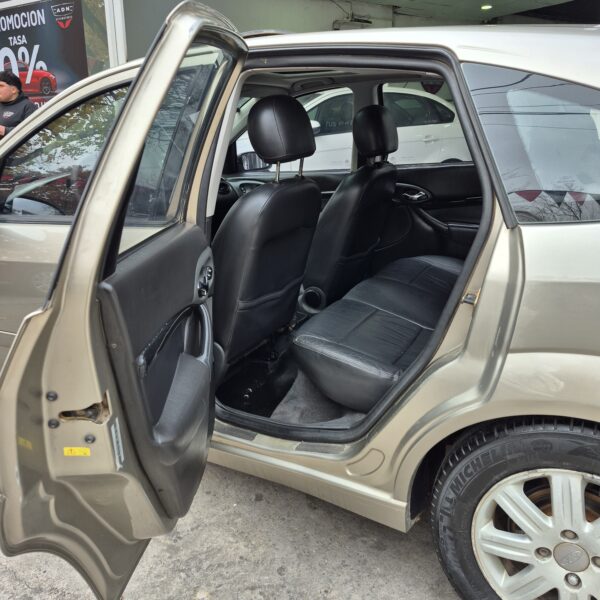 Ford Focus Ghia 2.0 16V 5 Puertas 2004