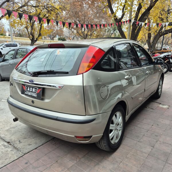 Ford Focus Ghia 2.0 16V 5 Puertas 2004