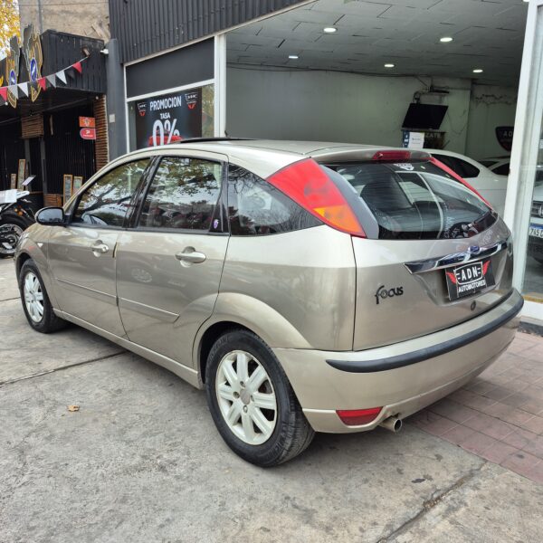 Ford Focus Ghia 2.0 16V 5 Puertas 2004